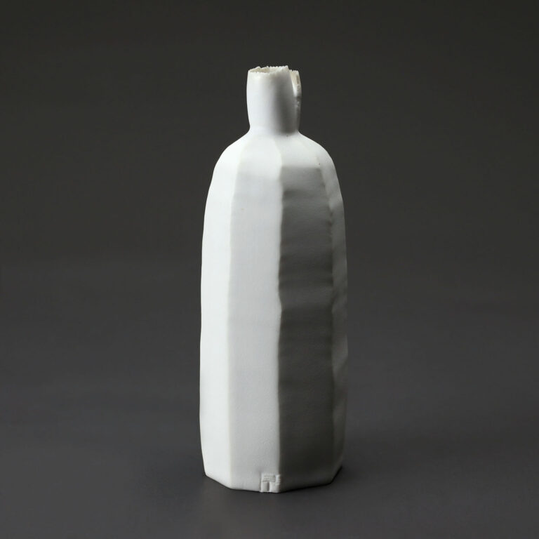 Bouteille céramique, porcelaine émaillée blanc