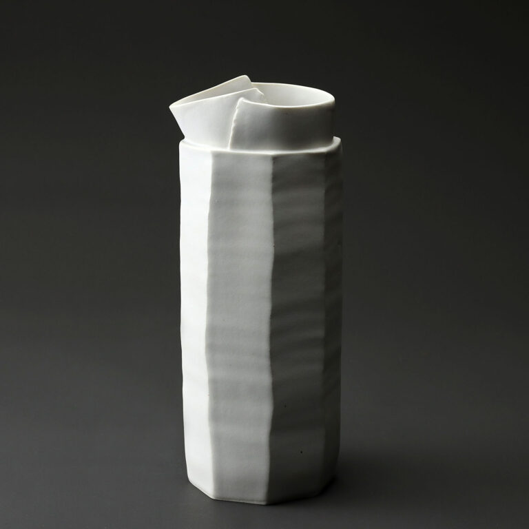 Broc en céramique, porcelaine émaillée blanc